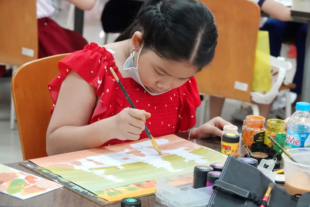 Sắc màu hội họa cuốn hút trẻ thơ sáng tạo. Ảnh: THÚY BÌNH Sắc màu hội họa cuốn hút trẻ thơ sáng tạo. Ảnh: THÚY BÌNH