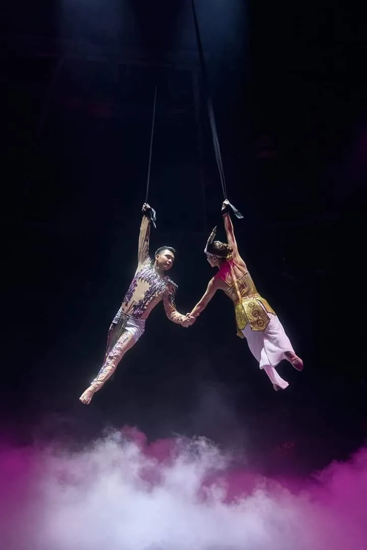 Màn trình diễn đu dây lụa thật đẹp và cũng rất hồi hộp. Ảnh: VĂN ĐÀO