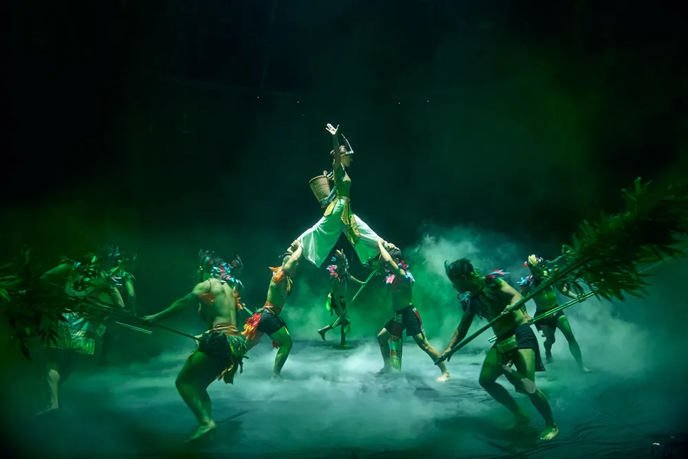 Màn diễn thể hiện sức mạnh của con người gắn và sự đa năng của cây tre trong đời sống. Ảnh: VĂN ĐÀO