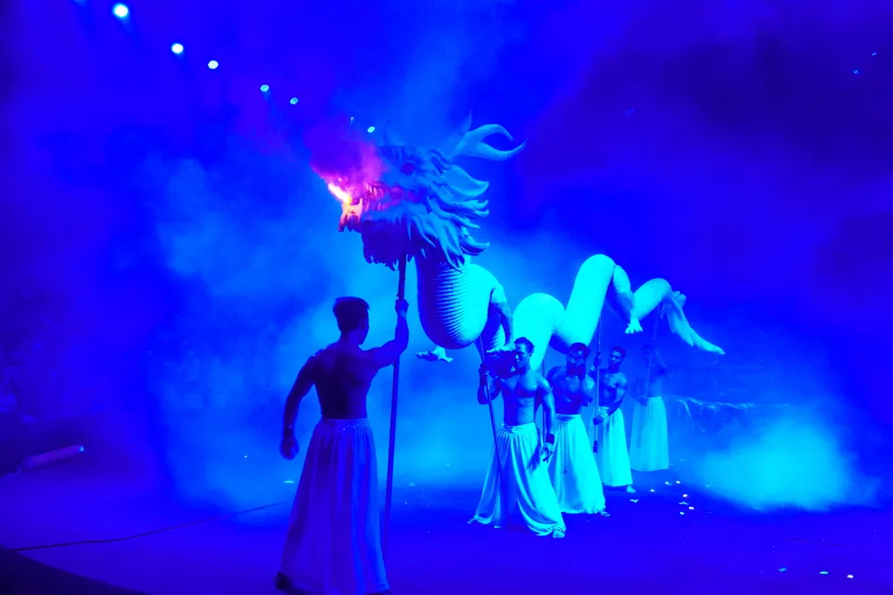 Dàn nghệ sĩ xiếc xuất hiện mạnh mẽ với Rồng cùng những giây phút phun lửa kỳ công. Ảnh: THÚY BÌNH