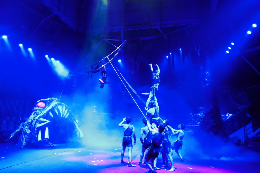 Trình diễn đu người trên không, tung hứng người trước quái vật tạo được sự hào hứng cho đông đảo khán giả. Ảnh: THÚY BÌNH