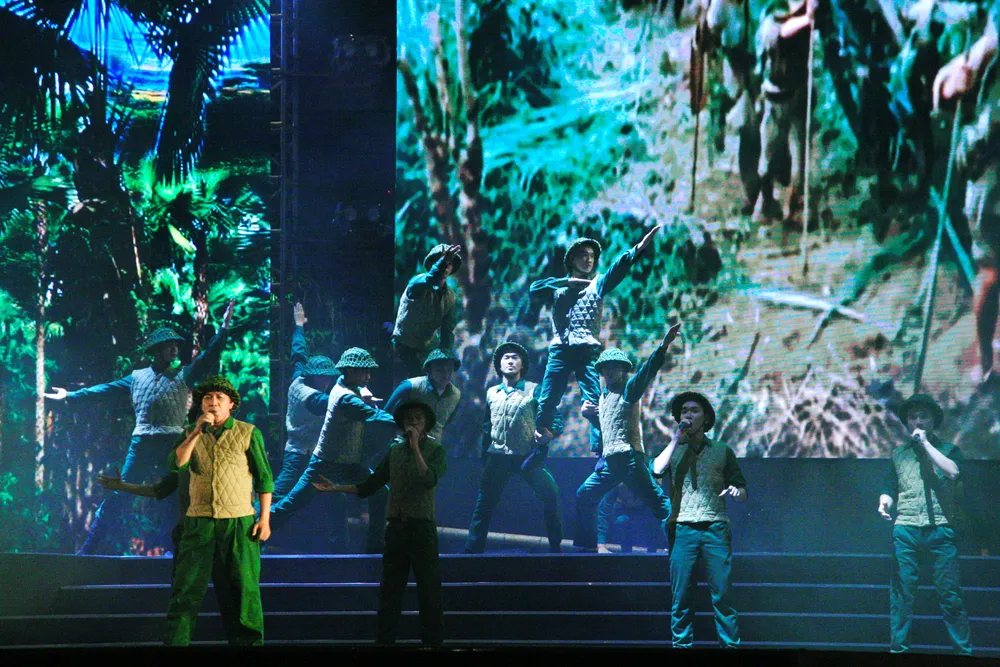 Giai điệu hào hùng của bài ca &quot;Chiến thắng Điện Biên&quot; luôn gợi nhiều cảm xúc và sự tưởng nhớ, tri ân với tiền nhân cho khán giả. Ảnh: THÚY BÌNH