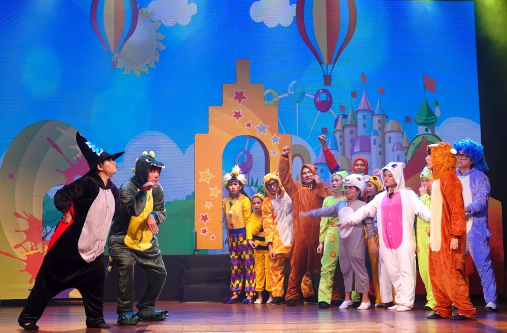 Các thú bông cùng chung tay chống lại Phù thủy và Quái vật để giữ gìn sự bình yên cho vương quốc nhồi bông. Ảnh: THÚY BÌNH Các thú bông cùng chung tay chống lại Phù thủy và Quái vật để giữ gìn sự bình yên cho vương quốc nhồi bông. Ảnh: THÚY BÌNH