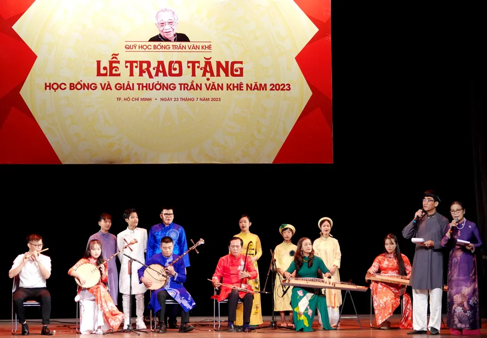 Tiến sĩ Mai Mỹ Duyên, tiến sĩ Lê Hồng Phước cùng các thầy, cô giảng viên âm nhạc, học sinh, sinh viên Nhạc viện TPHCM, Học viện Âm nhạc Quốc gia Việt Nam, Học viện Âm nhạc Huế hòa đờn ca bài &quot;Dạ cổ hoài lang&quot;. Ảnh: THÚY BÌNH