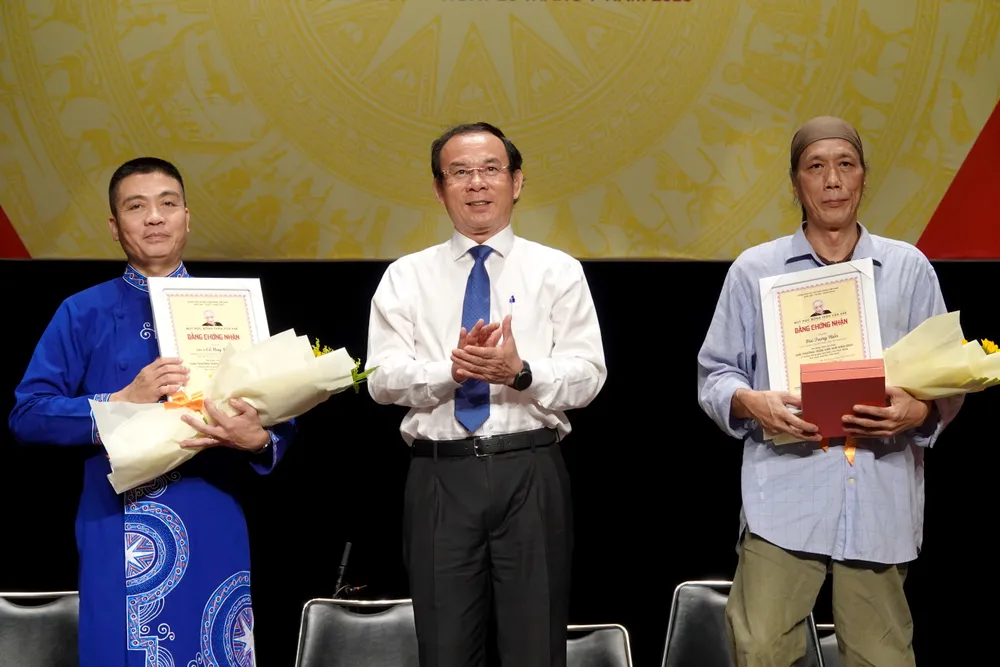 Bí thư Thành ủy TPHCM Nguyễn Văn Nên trao Giải thưởng Trần Văn Khê đến NSƯT - TS Cồ Huy Hùng và nhà nghiên cứu - nhạc sĩ Bùi Trọng Hiền. Ảnh: THÚY BÌNH