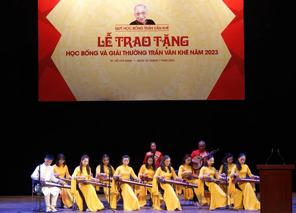 CLB Tiếng hát Quê Hương của NGƯT Thúy Hoan trình diễn chào mừng tại Lễ trao học bổng và Giải thưởng Trần Văn Khê. Ảnh: THÚY BÌNH