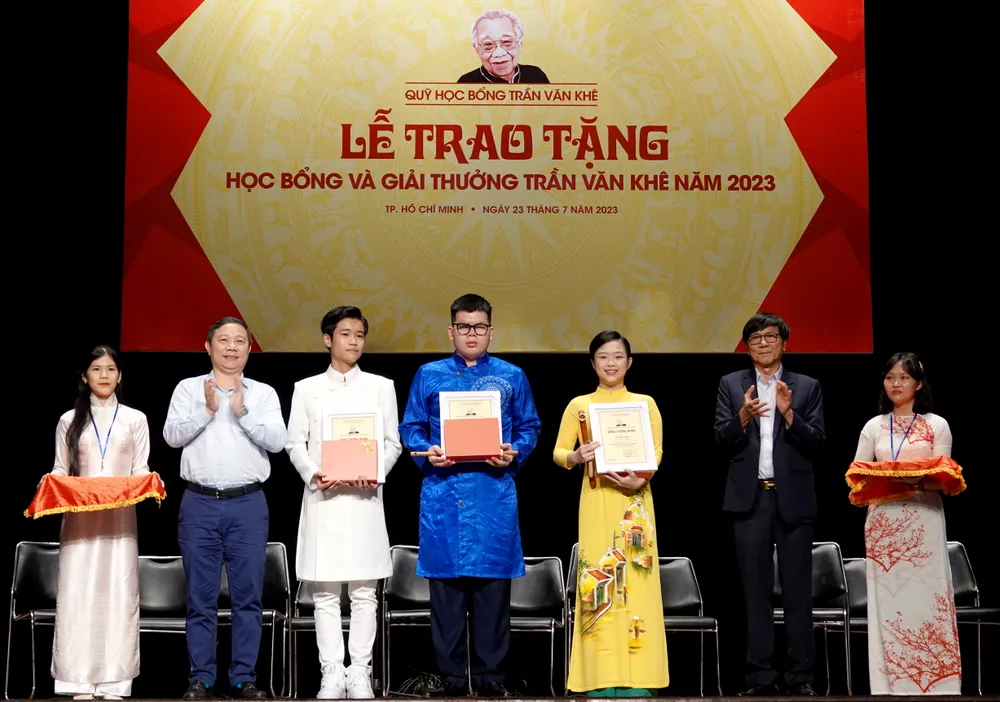 Phó Chủ tịch UBND TPHCM Dương Anh Đức trao học bổng cho các em học sinh, sinh viên ưu tú, có nhiều triển vọng trong thực hành âm nhạc dân tộc. Ảnh: THÚY BÌNH