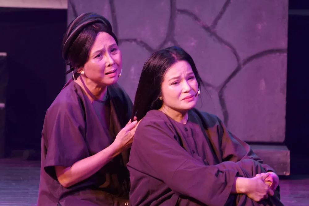 Nguyễn Thị Minh Khai và mẹ cùng tâm sự bao nỗi niềm thương nhớ khi bà bị cầm tù. Ảnh: THÚY BÌNH