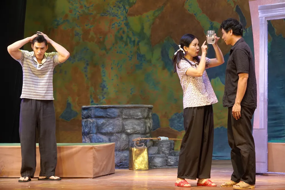 Cảnh diễn đan xen không gian và thời gian giữa quá khứ và thực tại. Ảnh: THÚY BÌNH