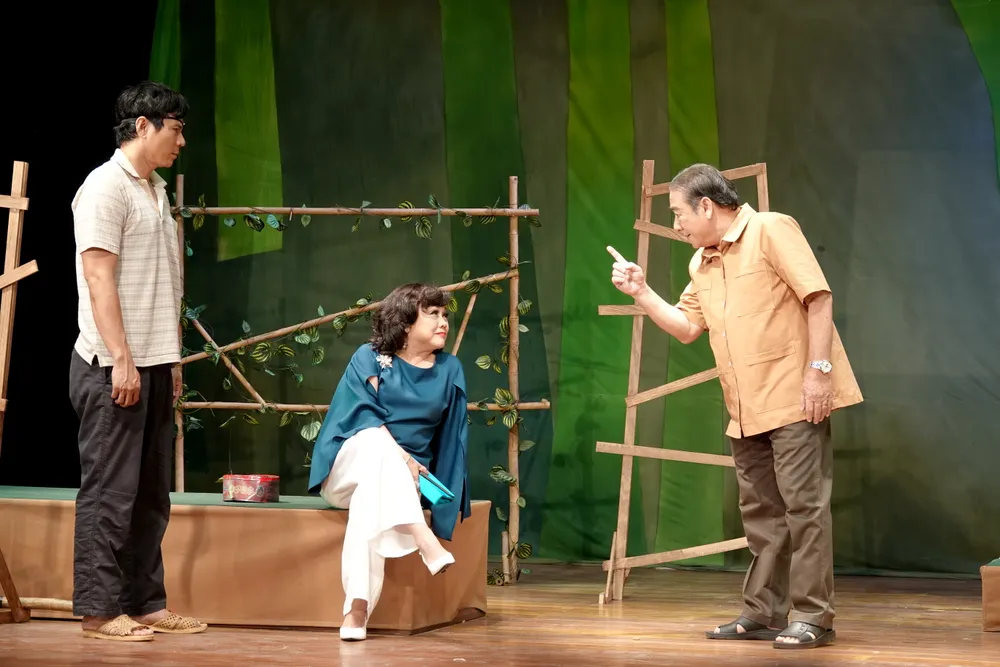 NSƯT Thành Hội và nghệ sĩ - đạo diễn Ái Như lui về sau làm diễn viên phụ, hậu thuẫn cho các diễn viên trẻ thể hiện tài năng. Ảnh: THÚY BÌNH