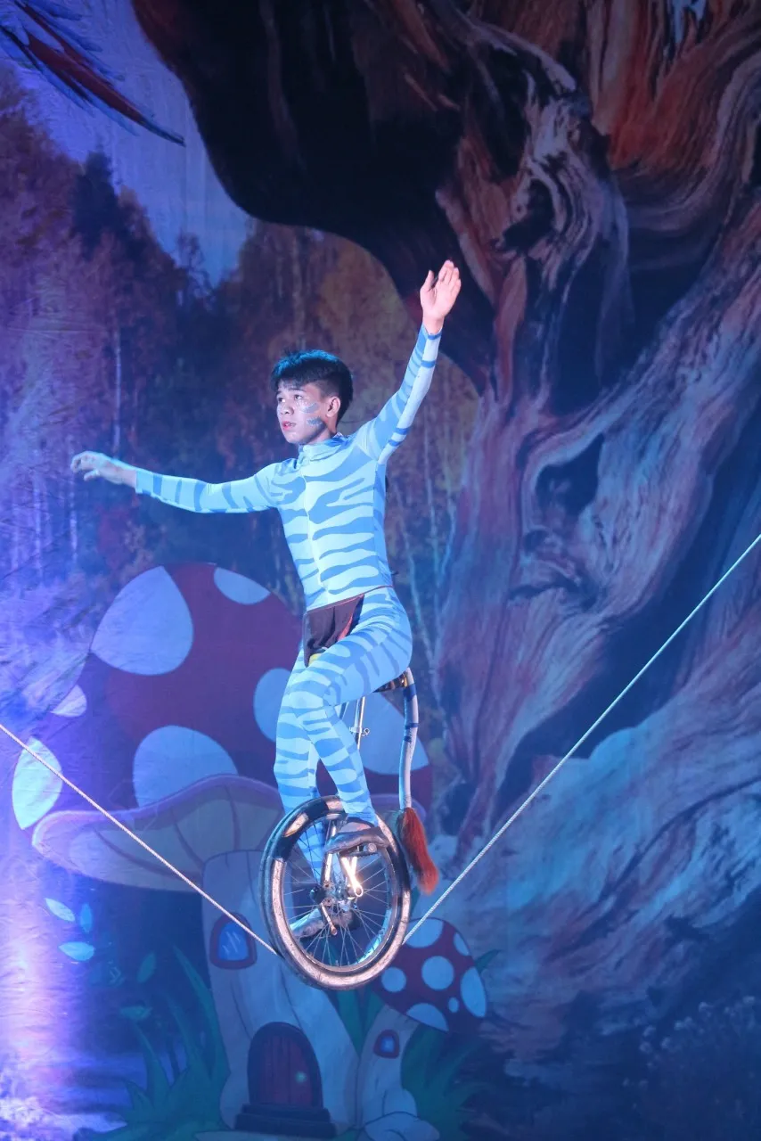 Tiết mục đi dây thép chùng trong hoạt cảnh Avatar. Ảnh: TUẤN GIANG Tiết mục đi dây thép chùng trong hoạt cảnh Avatar. Ảnh: TUẤN GIANG