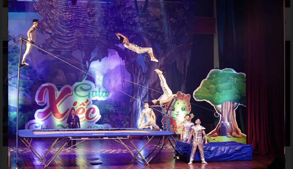 Tiết mục nhào lộn lưới bật. Ảnh: TUẤN GIANG Tiết mục nhào lộn lưới bật. Ảnh: TUẤN GIANG