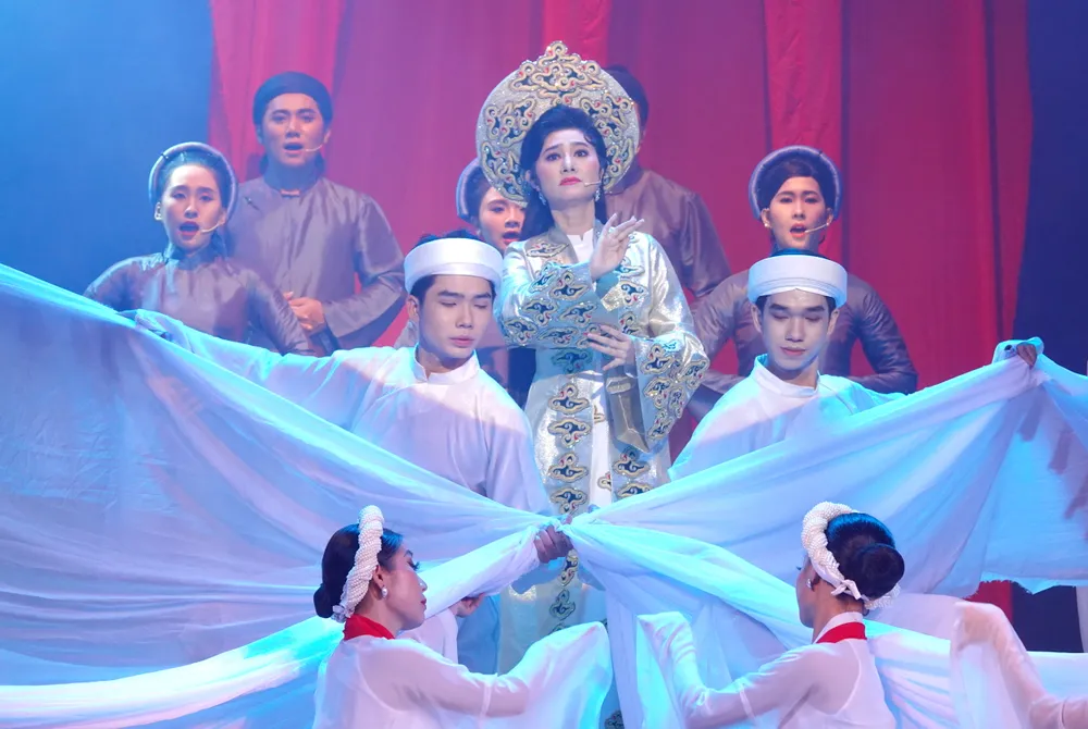 NSƯT Quế Trân thể hiện tài năng ca diễn duyên dáng, sâu lắng, đầy tâm sự, trong vai cô đào hát Cầm Thanh. Ảnh: THÚY BÌNH NSƯT Quế Trân thể hiện tài năng ca diễn duyên dáng, sâu lắng, đầy tâm sự, trong vai cô đào hát Cầm Thanh. Ảnh: THÚY BÌNH