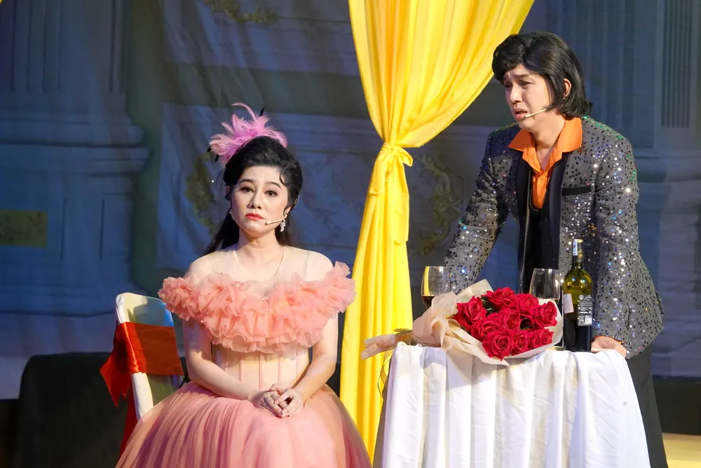 Đôi bạn diễn sân khấu Cầm Thanh và Vân Hạc luôn mong muốn được sống hết mình với sân khấu, với tình yêu nghệ thuật cải lương, bất chấp mọi gian khó, trắc trở. Ảnh: THÚY BÌNH Đôi bạn diễn sân khấu Cầm Thanh và Vân Hạc luôn mong muốn được sống hết mình với sân khấu, với tình yêu nghệ thuật cải lương, bất chấp mọi gian khó, trắc trở. Ảnh: THÚY BÌNH