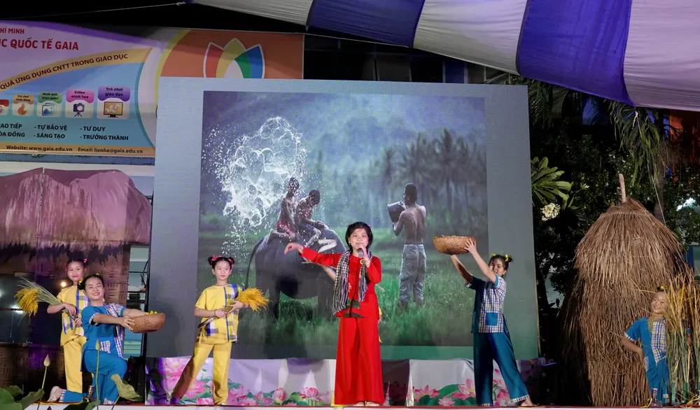 Tiết mục xuân tình &quot;Bức tranh quê&quot; của NTN TP Thủ Đức. Ảnh: THÚY BÌNH