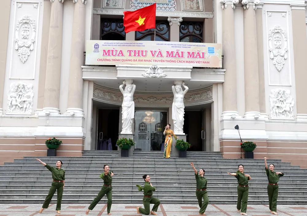 Ca sĩ Lê Thu Uyên biểu diễn ca khúc &quot;Nổi lửa lên em&quot;. Ảnh: THÚY BÌNH