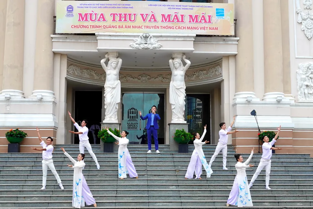 Ca sĩ Nguyễn Phi Hùng và nhóm múa Rex biểu diễn ca khúc &quot;Đường chúng ta đi&quot;. Ảnh: THÚY BÌNH