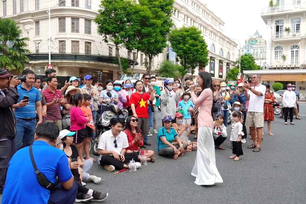 Ca sĩ Hạnh Nguyên trình diễn ngọt ngào bài hát &quot;Hồn quê&quot;. Ảnh: THÚY BÌNH