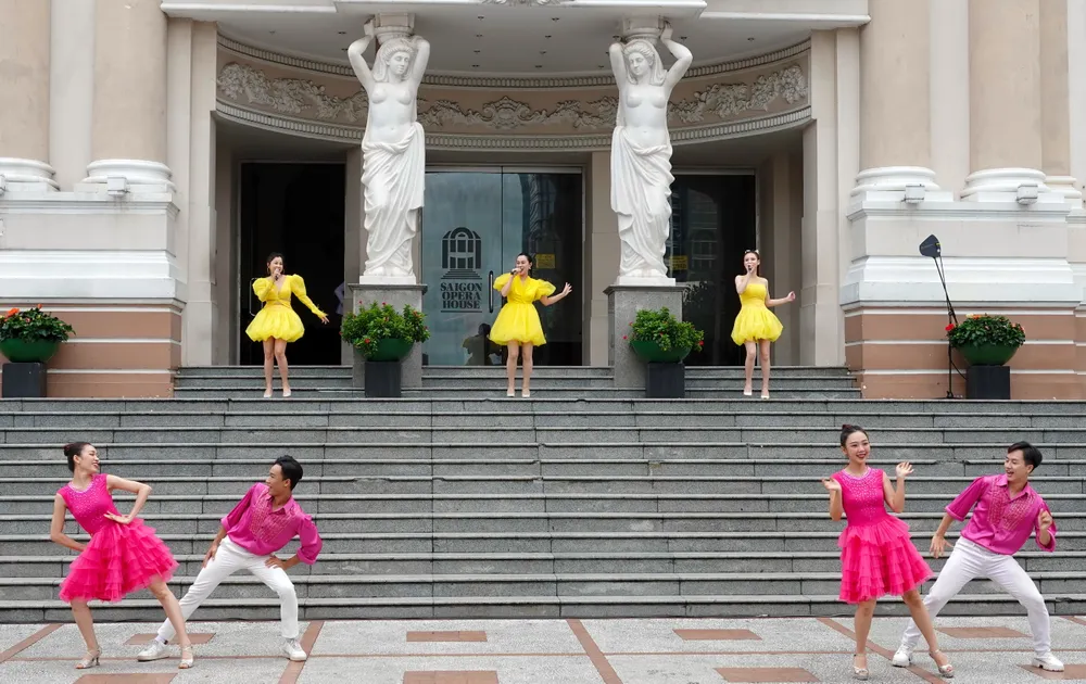 Nhóm Mắt Ngọc biểu diễn sôi động và trẻ trung ca khúc &quot;Một ngày mới&quot;. Ảnh: THÚY BÌNH