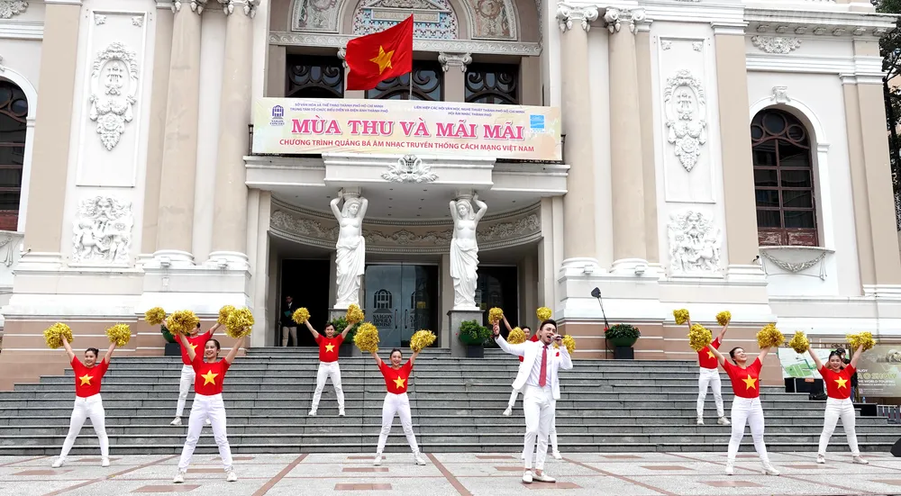 Ca sĩ Dương Quốc Hưng và nhóm múa Rex biểu diễn ca khúc &quot;Gọi tên Việt Nam&quot;. Ảnh: THÚY BÌNH