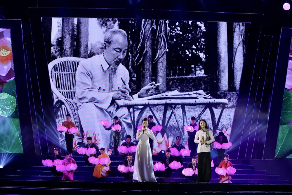 Ca sĩ Mai Hiền Xuân và Thùy Trinh biểu diễn bài hát "Lời ca dâng Bác". Ảnh: DŨNG PHƯƠNG Ca sĩ Mai Hiền Xuân và Thùy Trinh biểu diễn bài hát "Lời ca dâng Bác". Ảnh: DŨNG PHƯƠNG