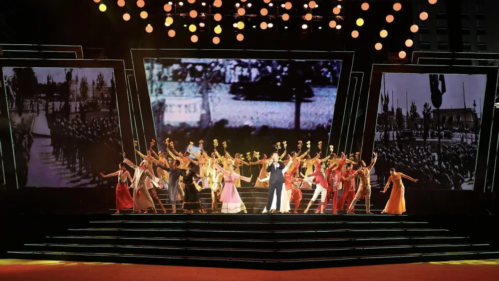 NSND Tạ Minh Tâm biểu diễn bài hát "Ba Đình nắng". Ảnh: DŨNG PHƯƠNG NSND Tạ Minh Tâm biểu diễn bài hát "Ba Đình nắng". Ảnh: DŨNG PHƯƠNG