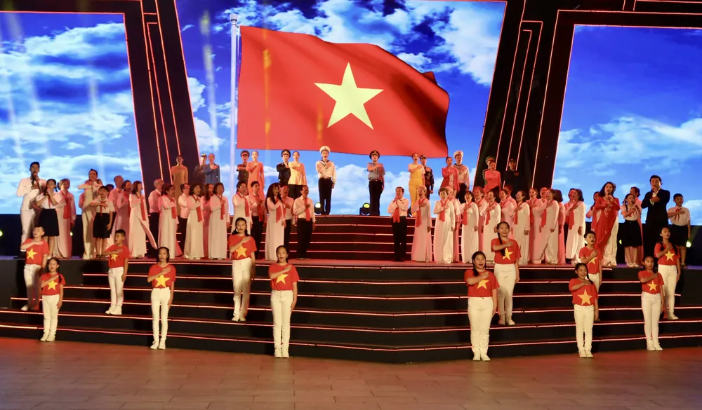 Các ca sĩ và khán giả đã cùng cất cao tiếng hát bài Quốc ca thiêng liêng của đất nước. Ảnh: DŨNG PHƯƠNG Các ca sĩ và khán giả đã cùng cất cao tiếng hát bài Quốc ca thiêng liêng của đất nước. Ảnh: DŨNG PHƯƠNG