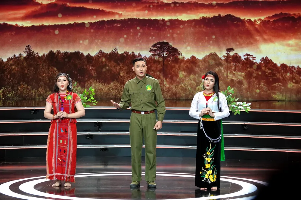 Các thí sinh đội NS Thanh Hằng trình diễn ngọt ngào, duyên dáng những bài hát mang đậm nét đẹp văn hóa vùng cao. Ảnh: THÚY BÌNH Các thí sinh đội NS Thanh Hằng trình diễn ngọt ngào, duyên dáng những bài hát mang đậm nét đẹp văn hóa vùng cao. Ảnh: THÚY BÌNH