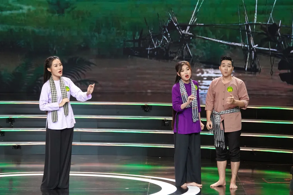 Thí sinh đội NSƯT Trọng Phúc thể hiện vẻ đẹp nhẹ nhàng, chân phương, mộc mạc của những con người và vùng đất Nam bộ trù phú, hiền hòa, nặng tình. Ảnh: THÚY BÌNH Thí sinh đội NSƯT Trọng Phúc thể hiện vẻ đẹp nhẹ nhàng, chân phương, mộc mạc của những con người và vùng đất Nam bộ trù phú, hiền hòa, nặng tình. Ảnh: THÚY BÌNH