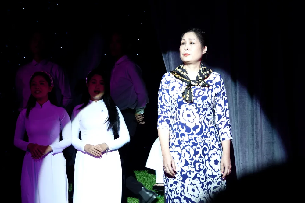 NSND Hồng Vân vui mừng và hạnh phúc khi tìm được điểm diễn mới. Ảnh: THÚY BÌNH NSND Hồng Vân vui mừng và hạnh phúc khi tìm được điểm diễn mới. Ảnh: THÚY BÌNH