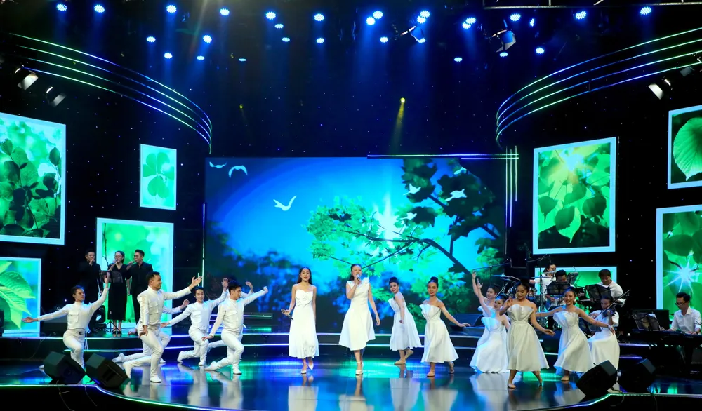 Ca khúc "Hai mươi" rộn ràng tươi vui, lan tỏa sự sáng trong và dịu ngọt của một thời tuổi trẻ. Ảnh: HTV Ca khúc "Hai mươi" rộn ràng tươi vui, lan tỏa sự sáng trong và dịu ngọt của một thời tuổi trẻ. Ảnh: HTV