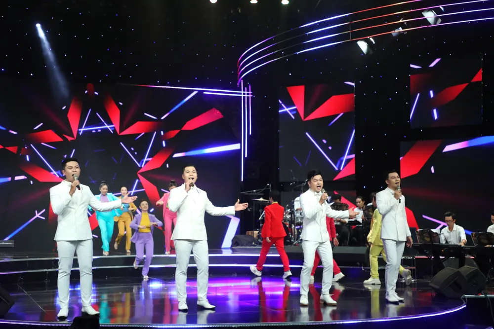 Nhóm Lạc Việt biểu diễn ca khúc "Tuổi trẻ Việt Nam ơi". Ảnh: HTV Nhóm Lạc Việt biểu diễn ca khúc "Tuổi trẻ Việt Nam ơi". Ảnh: HTV