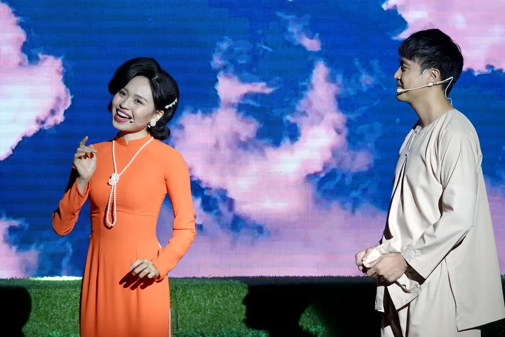 Diễn viên Lê Lộc (cô Ba Dân) diễn xuất duyên dáng bên bạn diễn Thanh Duy (Út Lời). Ảnh: THÚY BÌNH Diễn viên Lê Lộc (cô Ba Dân) diễn xuất duyên dáng bên bạn diễn Thanh Duy (Út Lời). Ảnh: THÚY BÌNH