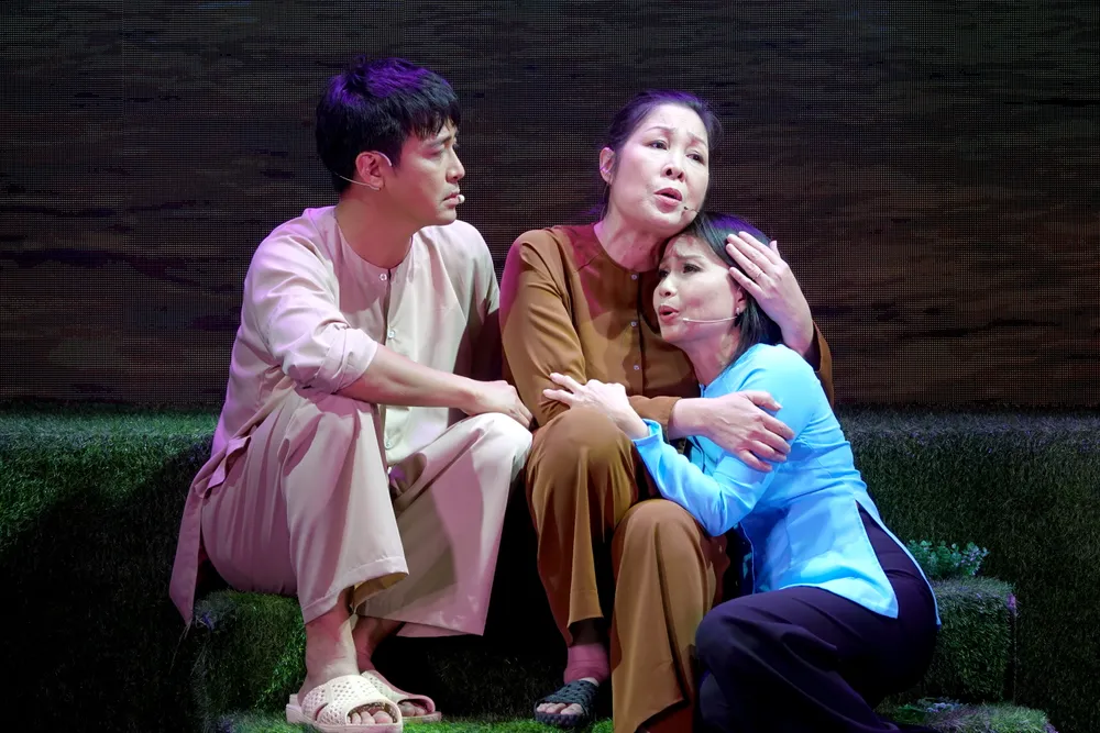 Tình mẹ luôn bao la rộng lớn, vòng tay mẹ luôn ấm áp để chở che cho các con, giúp các con vượt qua bao trở ngại khó khăn của cuộc đời. Ảnh: THÚY BÌNH Tình mẹ luôn bao la rộng lớn, vòng tay mẹ luôn ấm áp để chở che cho các con, giúp các con vượt qua bao trở ngại khó khăn của cuộc đời. Ảnh: THÚY BÌNH