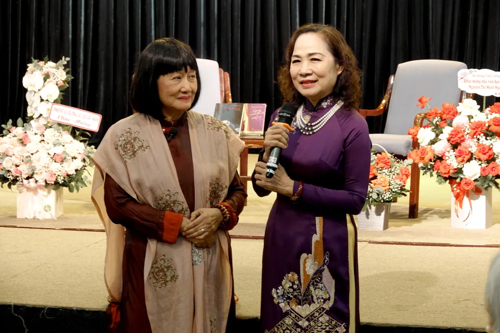 NSND Trịnh Thúy Mùi, Chủ tịch Hội Nghệ sĩ Sân khấu Việt Nam chúc mừng nhà văn, biên kịch, đạo diễn Nguyễn Thị Minh Ngọc tại buổi ra mắt sách kịch bản sân khấu "Cô đào hát". Ảnh: THÚY BÌNH NSND Trịnh Thúy Mùi, Chủ tịch Hội Nghệ sĩ Sân khấu Việt Nam chúc mừng nhà văn, biên kịch, đạo diễn Nguyễn Thị Minh Ngọc tại buổi ra mắt sách kịch bản sân khấu "Cô đào hát". Ảnh: THÚY BÌNH