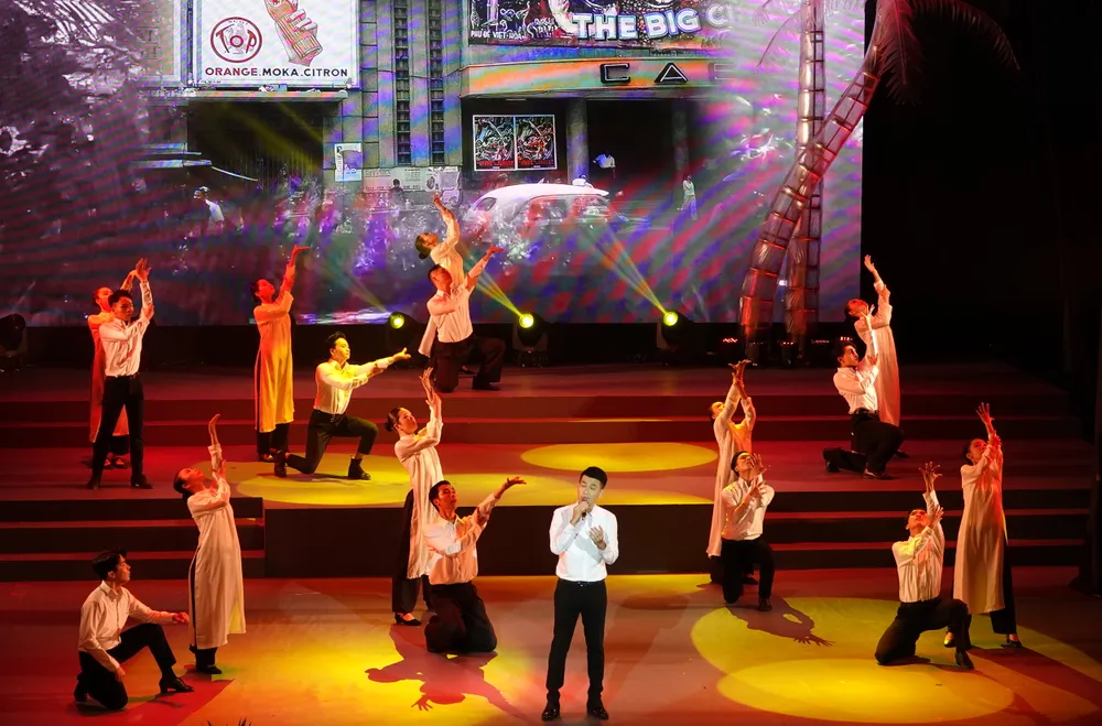 Ca sĩ Hồ Trung Dũng biểu diễn ca khúc "Biệt đô thành". Ảnh: THÚY BÌNH Ca sĩ Hồ Trung Dũng biểu diễn ca khúc "Biệt đô thành". Ảnh: THÚY BÌNH