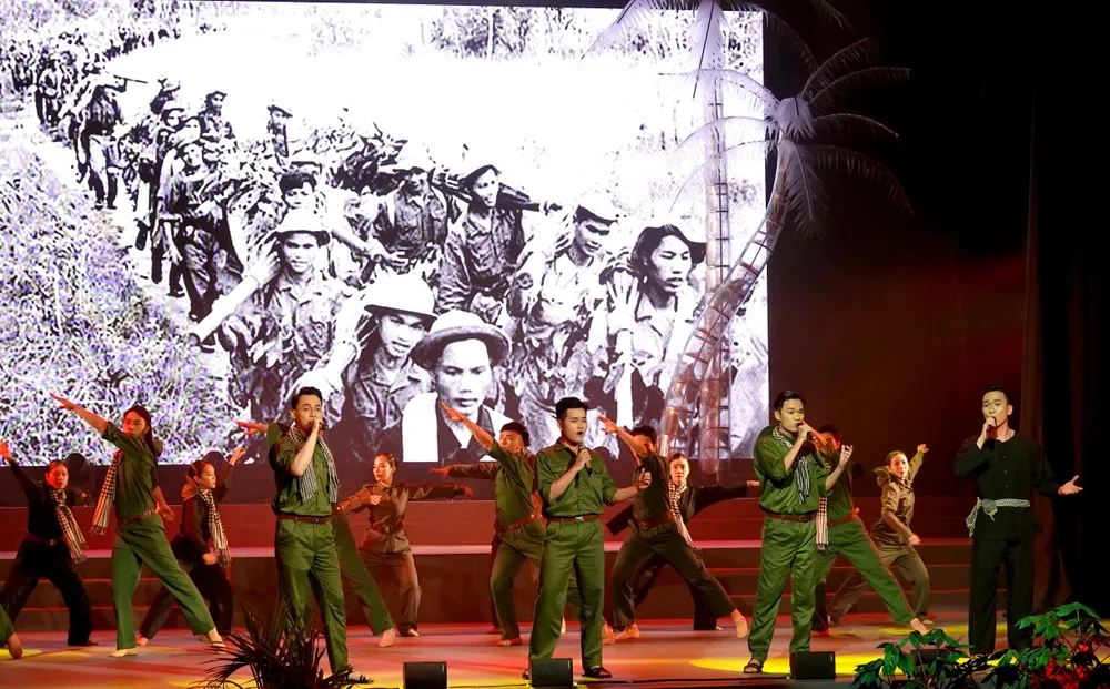 Nhóm ca 135 trình diễn ca khúc "Bài ca thanh niên miền Nam thành đồng". Ảnh: THÚY BÌNH Nhóm ca 135 trình diễn ca khúc "Bài ca thanh niên miền Nam thành đồng". Ảnh: THÚY BÌNH
