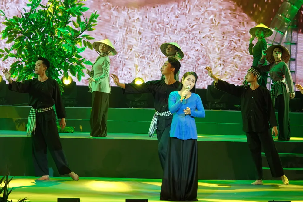 NSƯT Vân Khánh trình diễn ngọt ngào bài hát "Lên ngàn". Ảnh: THÚY BÌNH NSƯT Vân Khánh trình diễn ngọt ngào bài hát "Lên ngàn". Ảnh: THÚY BÌNH