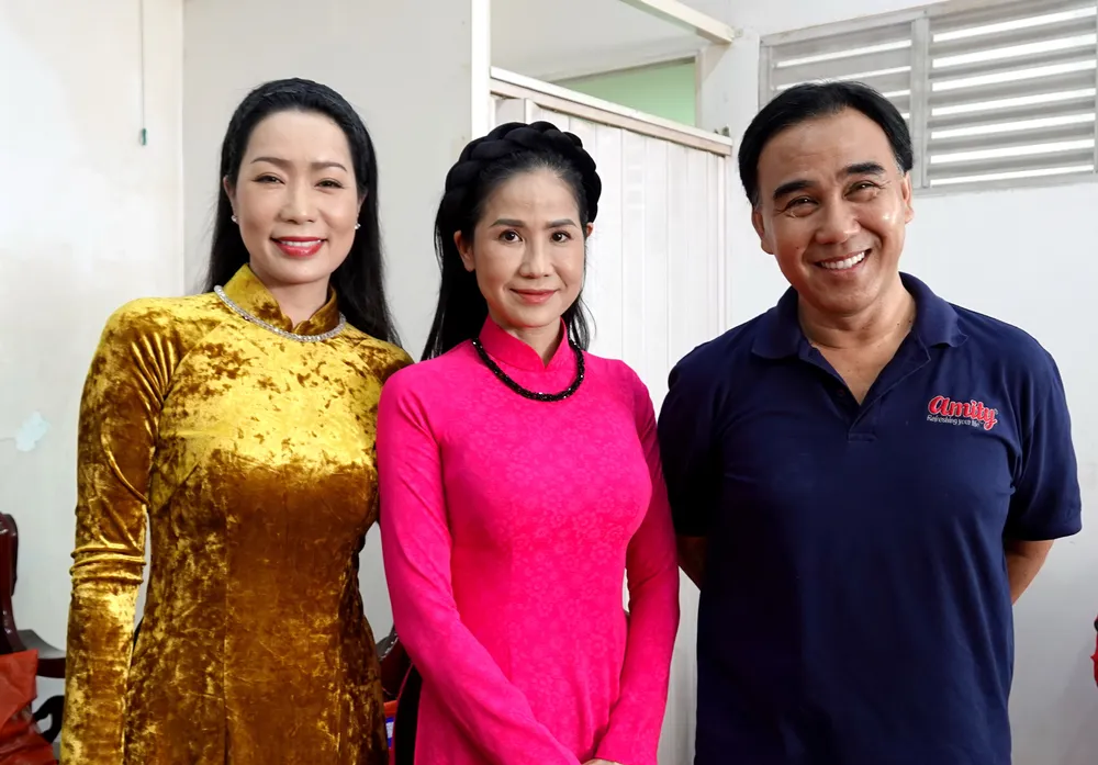 NSƯT Trịnh Kim Chi, diễn viên Đào Vân Anh và MC Quyền Linh tại lễ Giỗ tổ Sân khấu 2023. Ảnh: THÚY BÌNH NSƯT Trịnh Kim Chi, diễn viên Đào Vân Anh và MC Quyền Linh tại lễ Giỗ tổ Sân khấu 2023. Ảnh: THÚY BÌNH