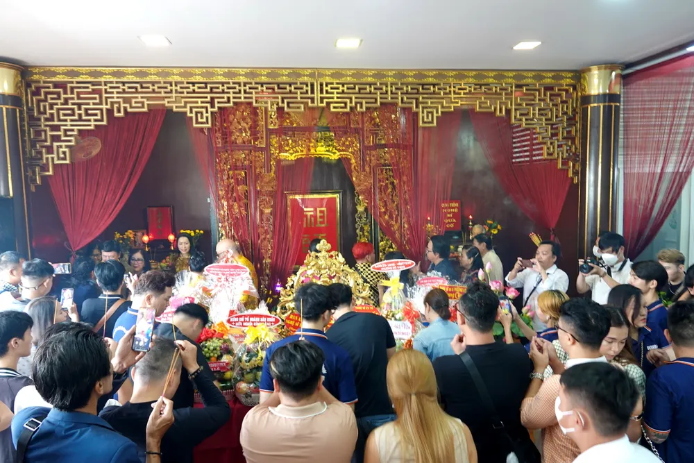 Các nghệ sĩ sân khấu thành kính dâng hương Tổ nghiệp. Ảnh: THÚY BÌNH Các nghệ sĩ sân khấu thành kính dâng hương Tổ nghiệp. Ảnh: THÚY BÌNH