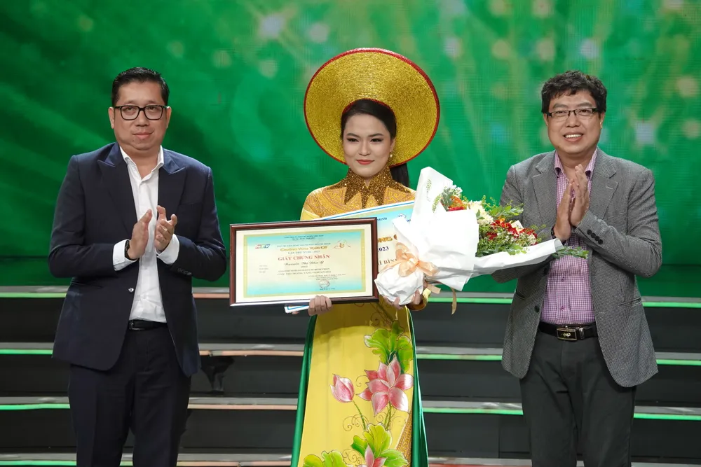 Thí sinh Nguyễn Thị Như Ý nhận giải do báo chí bình chọn. Ảnh: THÚY BÌNH