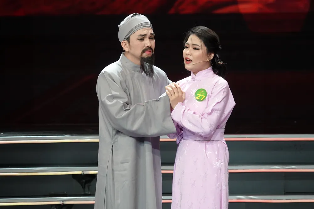 Với sự trợ giúp của NS Nguyễn Minh Trường, thí sinh Nguyễn Thị Như Ý thể hiện xuất sắc vai Nguyễn Thị Tồn trong trích đoạn &quot;Liệt phụ kêu oan&quot;. Ảnh: THÚY BÌNH