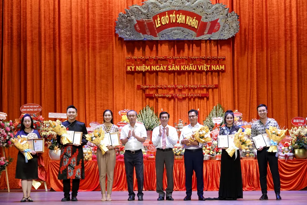 Giám đốc Sở Nội vụ TPHCM Huỳnh Thanh Nhân và Phó Trưởng Ban Tuyên giáo Thành ủy TPHCM Nguyễn Thọ Truyền trao giấy khen cho các tác phẩm đạt giải quảng bá tác phẩm của Ban Tuyên giáo Trung ương chủ đề "Học tập và làm theo tư tưởng, đạo đức, phong cách Hồ Chí Minh". Ảnh: THÚY BÌNH Giám đốc Sở Nội vụ TPHCM Huỳnh Thanh Nhân và Phó Trưởng Ban Tuyên giáo Thành ủy TPHCM Nguyễn Thọ Truyền trao giấy khen cho các tác phẩm đạt giải quảng bá tác phẩm của Ban Tuyên giáo Trung ương chủ đề "Học tập và làm theo tư tưởng, đạo đức, phong cách Hồ Chí Minh". Ảnh: THÚY BÌNH