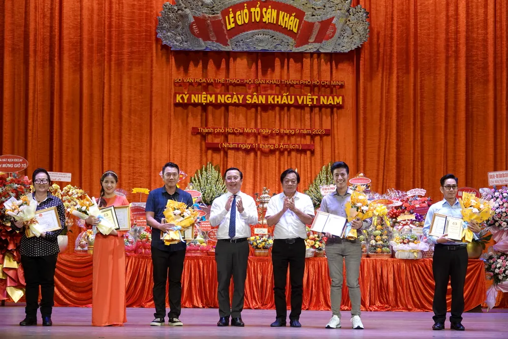 Giám đốc Sở VH-TT TPHCM Trần Thế Thuận và Chủ tịch Hội Sân khấu TPHCM NSND Trần Ngọc Giàu trao giấy khen cho các tác phẩm sân khấu nổi bật. Ảnh: THÚY BÌNH. Giám đốc Sở VH-TT TPHCM Trần Thế Thuận và Chủ tịch Hội Sân khấu TPHCM NSND Trần Ngọc Giàu trao giấy khen cho các tác phẩm sân khấu nổi bật. Ảnh: THÚY BÌNH.