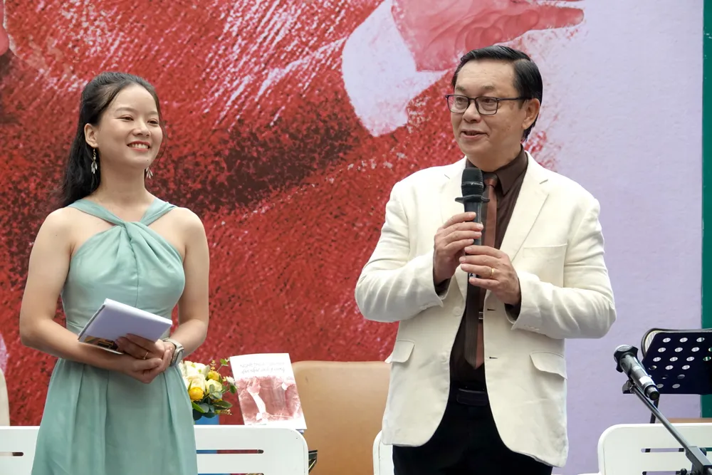 TS-NS Nguyễn Bách ra mắt sách “Nghệ thuật chỉ huy dàn nhạc và hợp xướng” ảnh 1