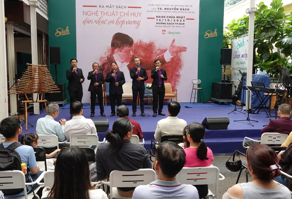 Tốp ca nam biểu diễn ca khúc &quot;Khúc ngợi ca niềm tin&quot;. Ảnh: THÚY BÌNH