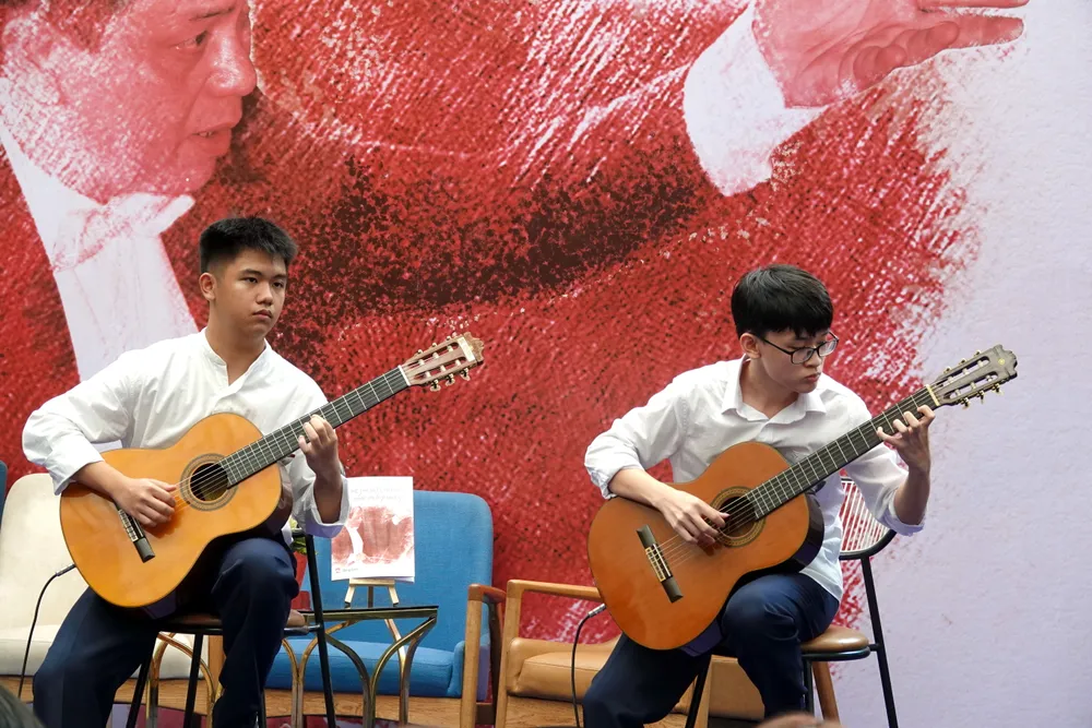 Tiết mục hòa tấu guitar &quot;The Cuckoo&quot;. Ảnh: THÚY BÌNH