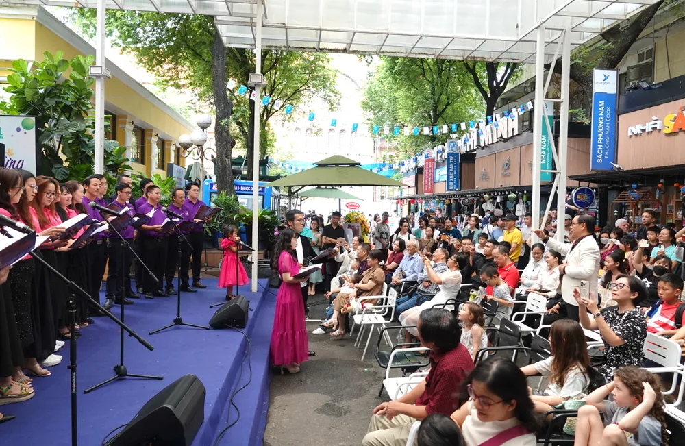 TS-NS Nguyễn Bách chỉ huy dàn hợp xướng biểu diễn sáng tác &quot;Hồng ân diệu kỳ&quot;. Ảnh: THÚY BÌNH
