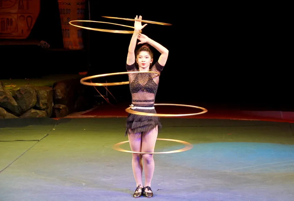 Tiết mục lắc vòng. Ảnh: THÚY BÌNH Tiết mục lắc vòng. Ảnh: THÚY BÌNH