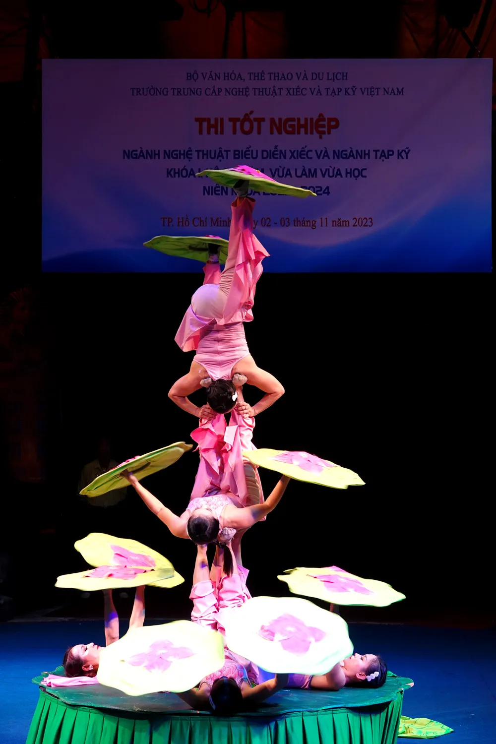 Tiết mục quay thảm. Ảnh: THÚY BÌNH Tiết mục quay thảm. Ảnh: THÚY BÌNH